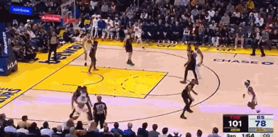 库明加连续打进2+1追到20分分差，库里替补席鼓掌庆祝库明加上了NBA勇士总经理