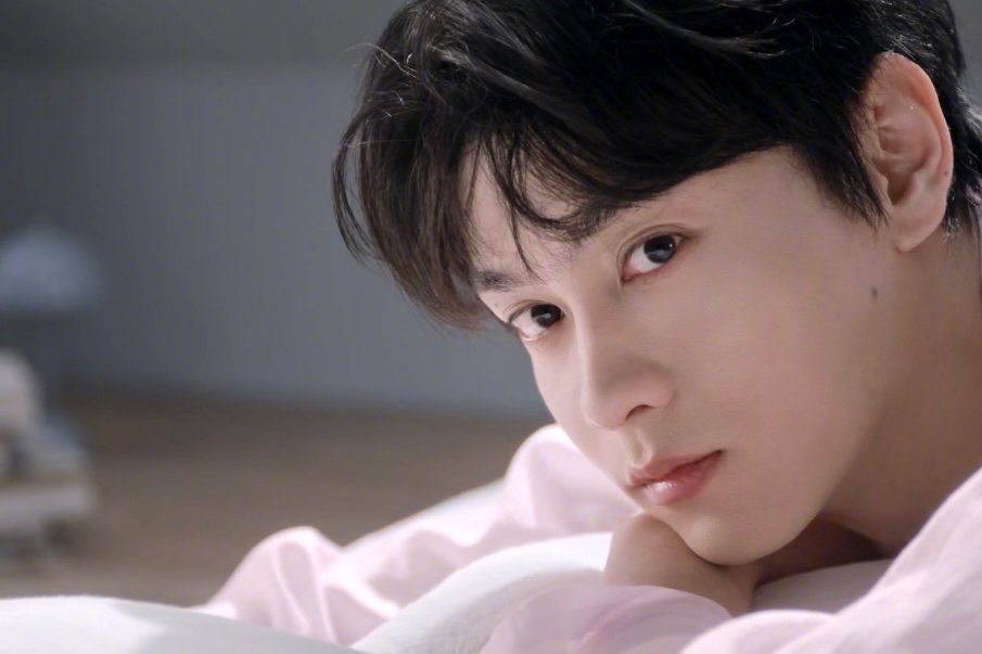 田栩宁猫人夏日清凉大片 少年与海的邂逅，是满屏溢出的清爽呼吸感。田栩宁身着沙棘凉