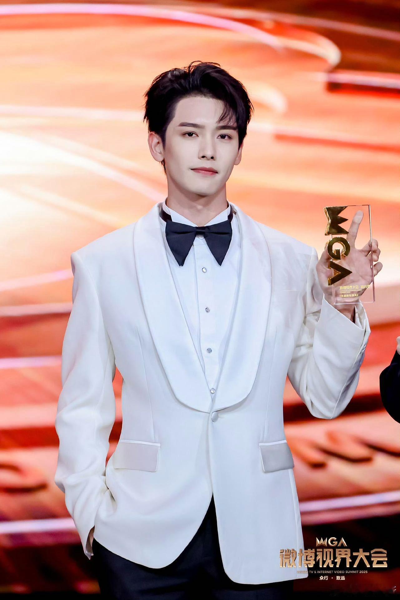 刘宇宁王以纶候场热聊 求直播回放聊天内容！两人头靠头聊得超投入，又是大笑又是挑眉