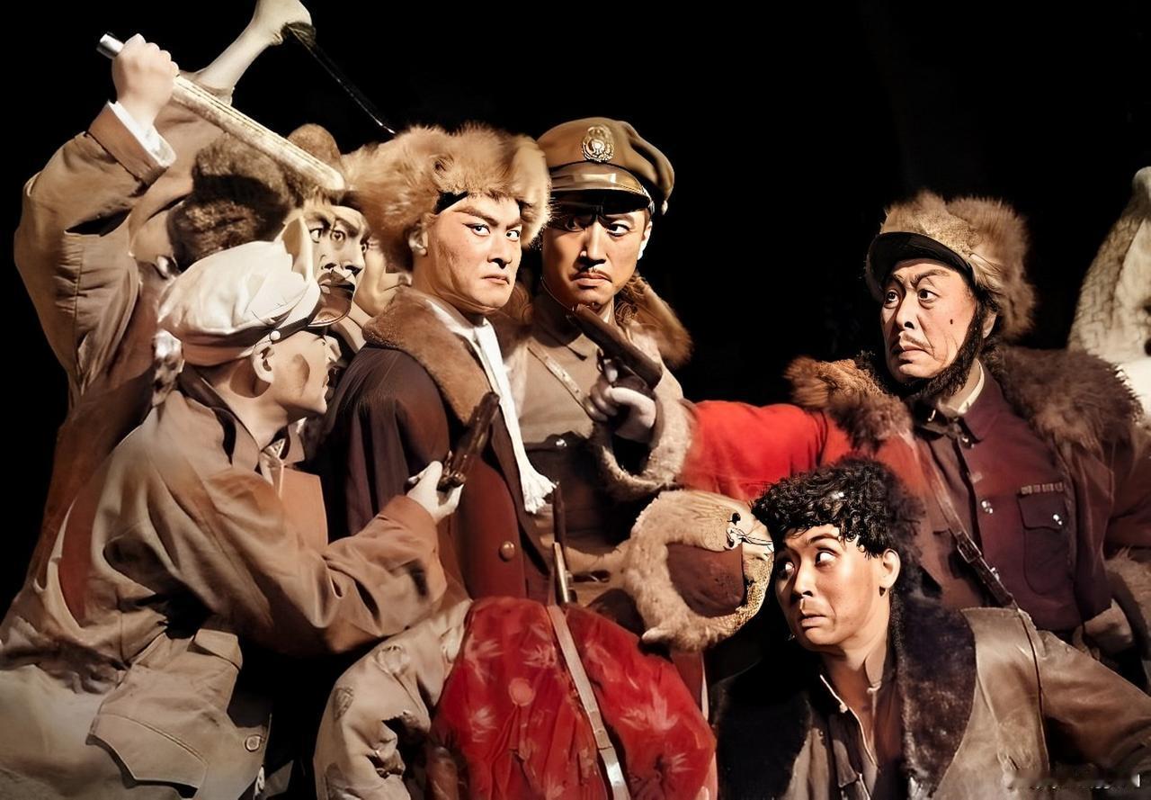 1943年，日军空袭时，八路军一小战士仰面躲在草丛里，看着距离不到100米的敌机