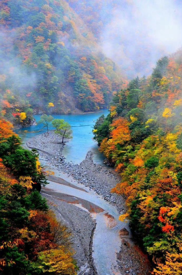 【这里是日本】寸又峡，位于东京西面的静冈县北部，因温泉和梦吊桥而闻名，其中全长9