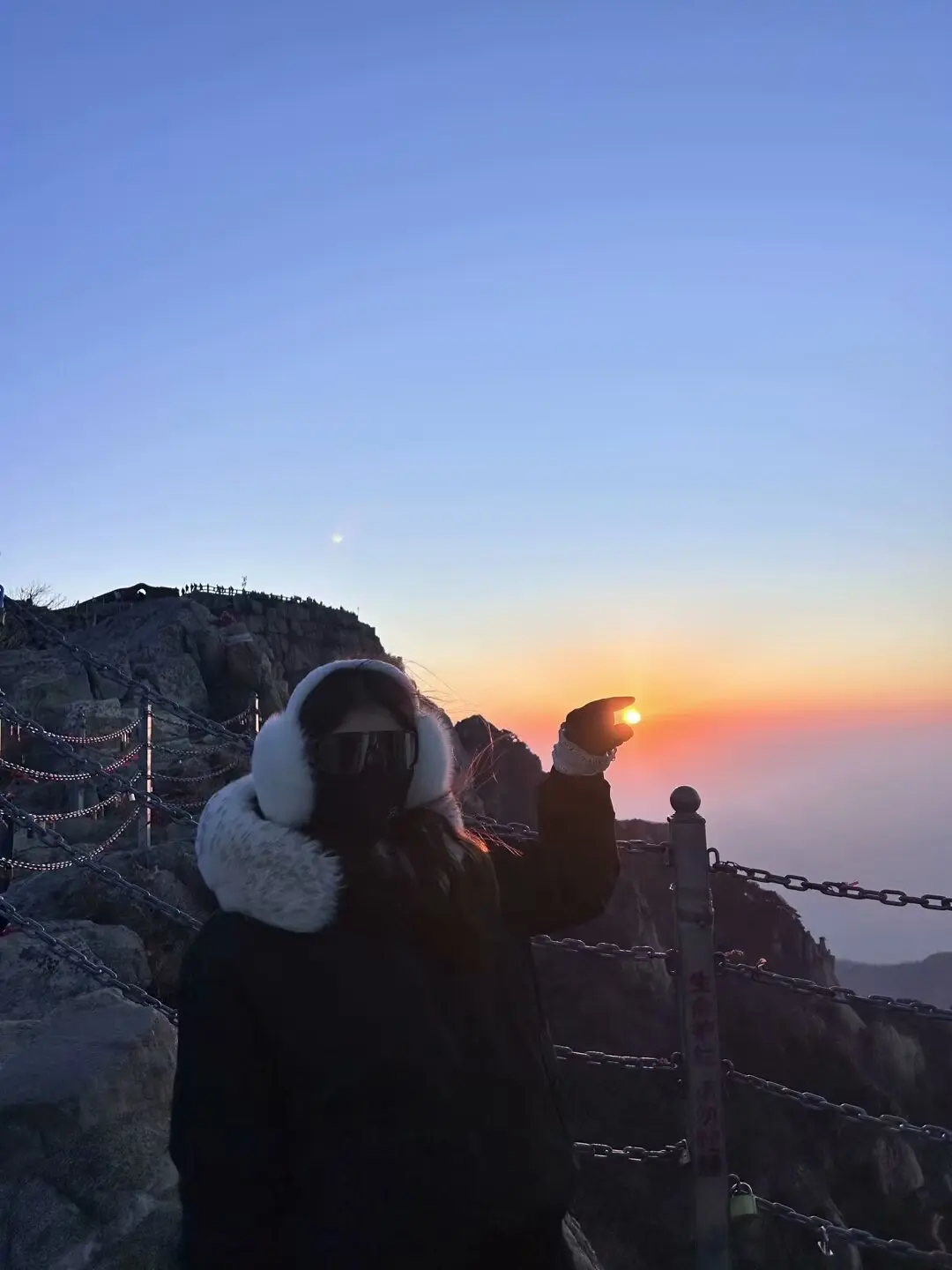 谈笑风 生回首斜阳。肩上落叶枯黄🌅