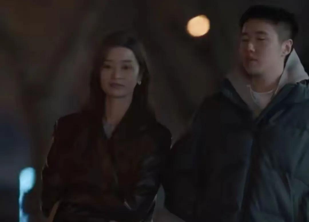 凡人歌，那隽相亲时
电话里刚刚说着对不守时女孩的不满
结果等相亲女孩出现的那一刻