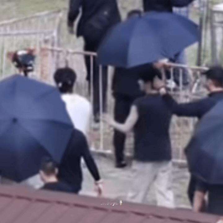 文文给轩轩展示美甲来了 