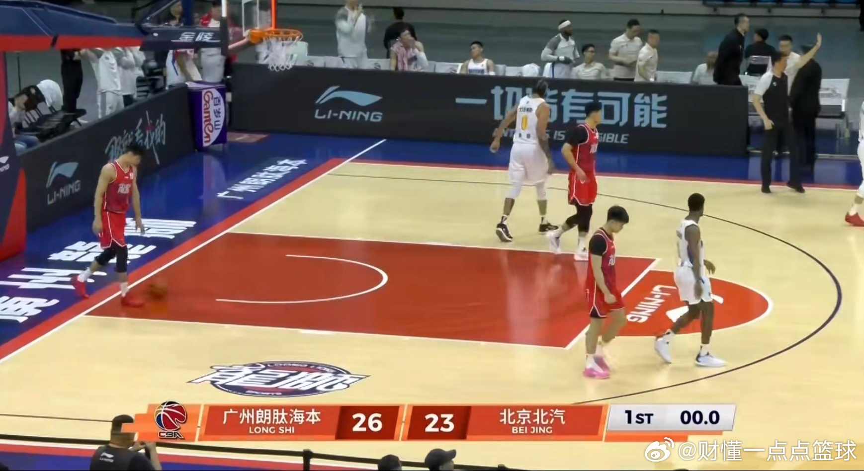 广州男篮第一节打得不错哦！26比23领先北京男篮3分！徐昕目前还没有直接和麦基对