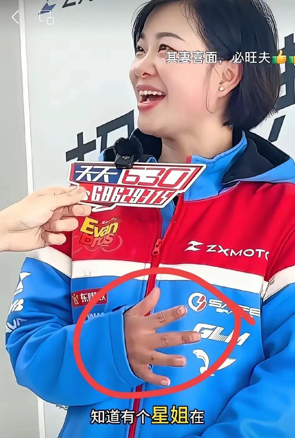 张雪老婆星姐，就凭一双手，把全网已婚男士看沉默了。镜头里，她眉眼弯弯，睫毛纤长，