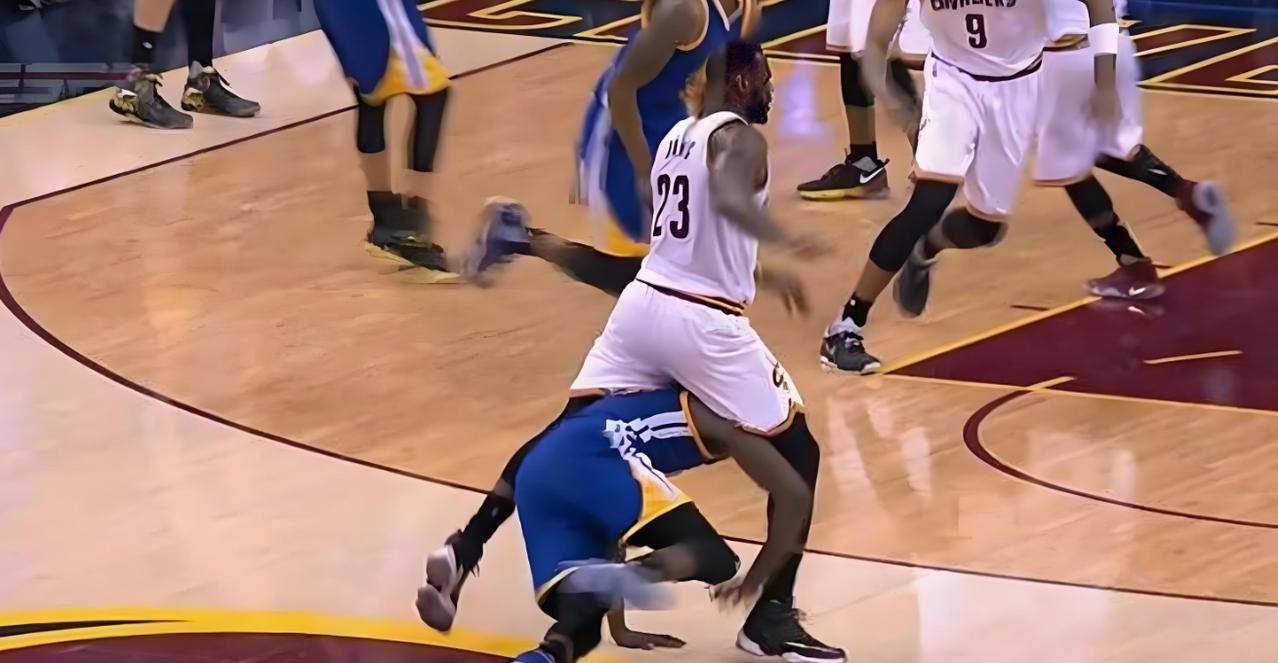 米切罗太坏了吧？推倒丹尼尔斯后从其头顶跨过，这是在致敬詹姆斯跨越格林吗？

当尼