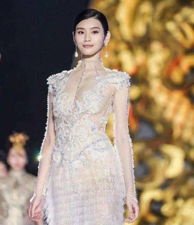 一次，奚梦瑶被问：“舞台上摔倒了，怎么办？”奚梦瑶回答说：“那模特生涯也就结束了