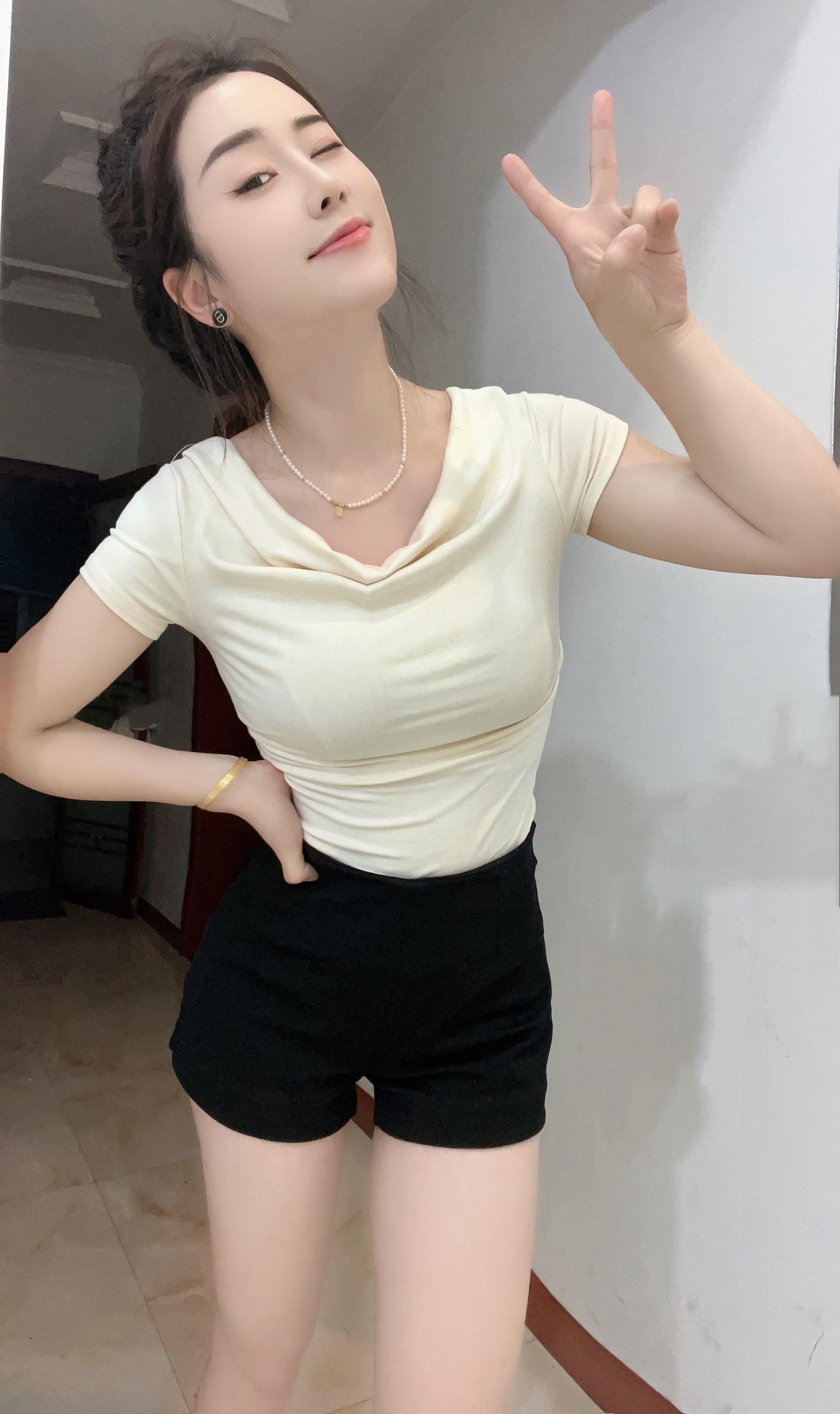 有一种男人，他们表面上看起来很开心，没有什么烦恼，你以为他过的很好，但你却不知道，他把所有的不开心，全都留给了深夜……