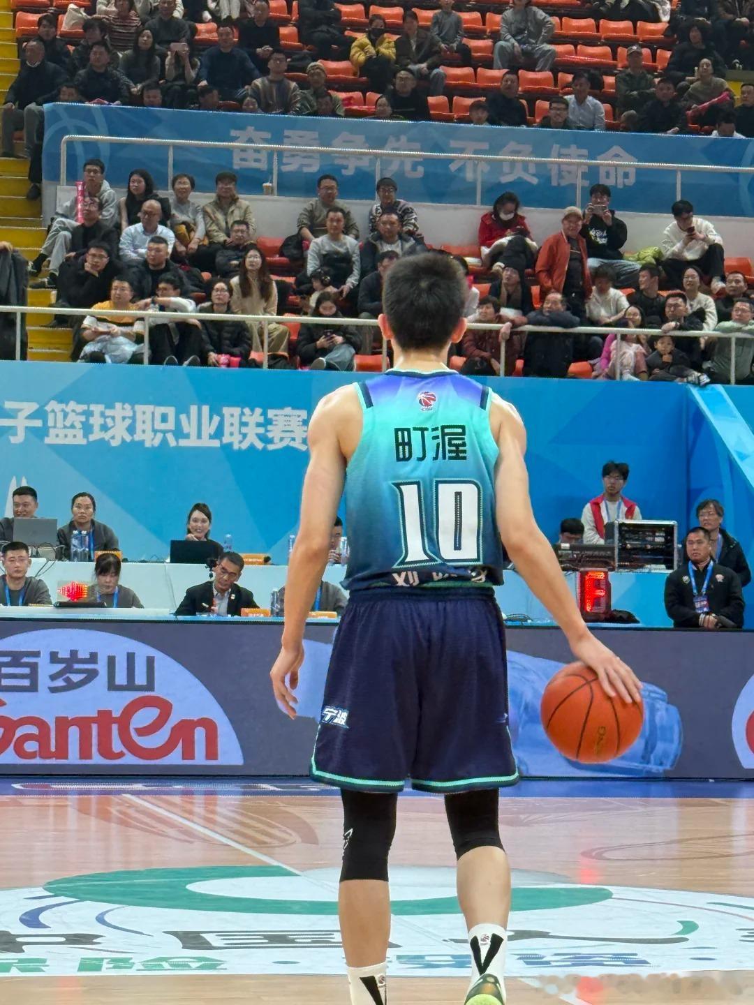 近期CBA赛场最大惊喜非宁波男篮莫属，这支昔日被视作“鱼腩”的球队，接连以13分