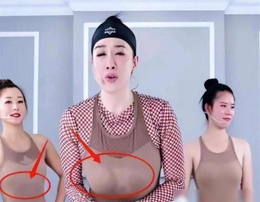 助手攥着白衬衫慌乱冲进镜头试图遮挡时，满屏恶毒弹幕正疯狂撕咬54岁的钟丽缇。47