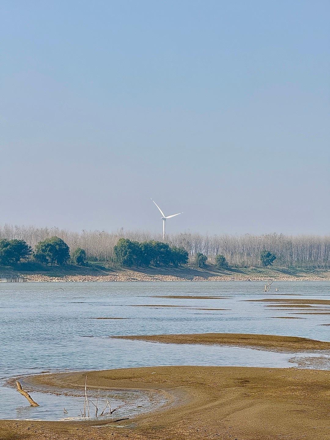 生活无非就两种：讲究过，将就过。前者是生活，后者是活着 
