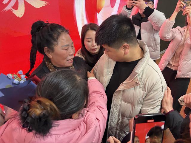 【2岁时被大舅带着买菜盒失踪40年，家人给大舅上坟时，告知了孩子已找到的消息】认