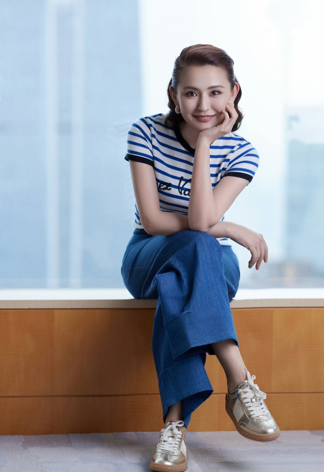 热依扎带5岁女儿散步，时间那么快，转眼娃就五岁了，姐生活里有种宝妈的松弛感～ ​