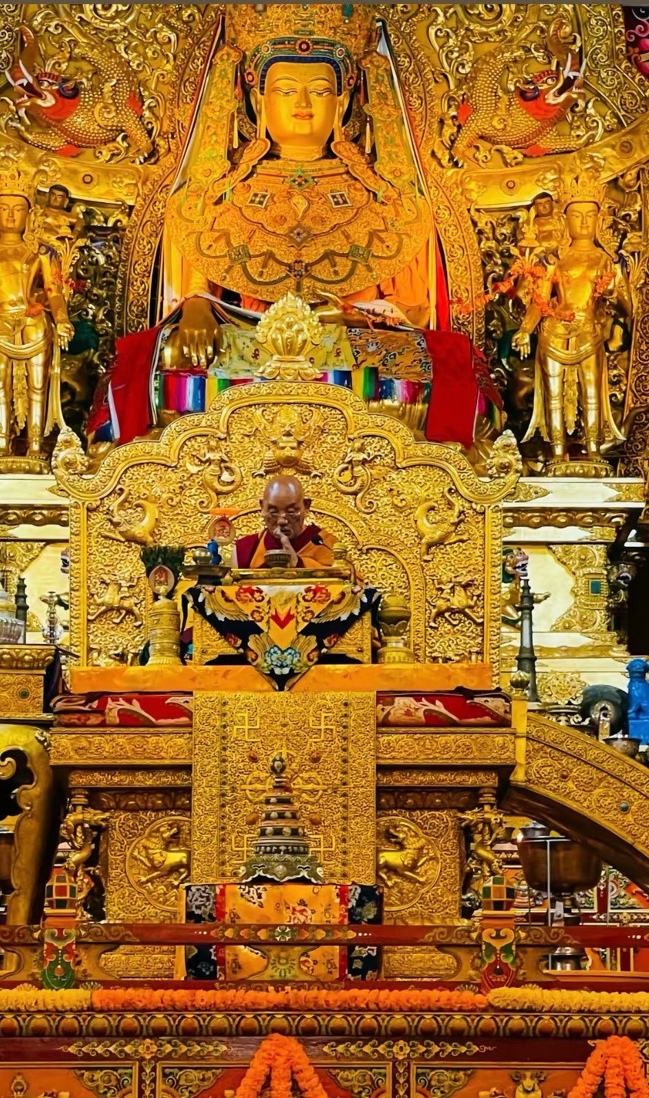 བླ་མ་སྐུ་བཞིའི་གངས་རི་ལ།། མོས་གུས་ཀྱི་ཉི