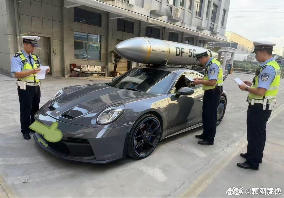 阅兵也有戒断反应[允悲]网友给车上安5c的模型和玩偶被交警叔叔制裁了[允悲]九三