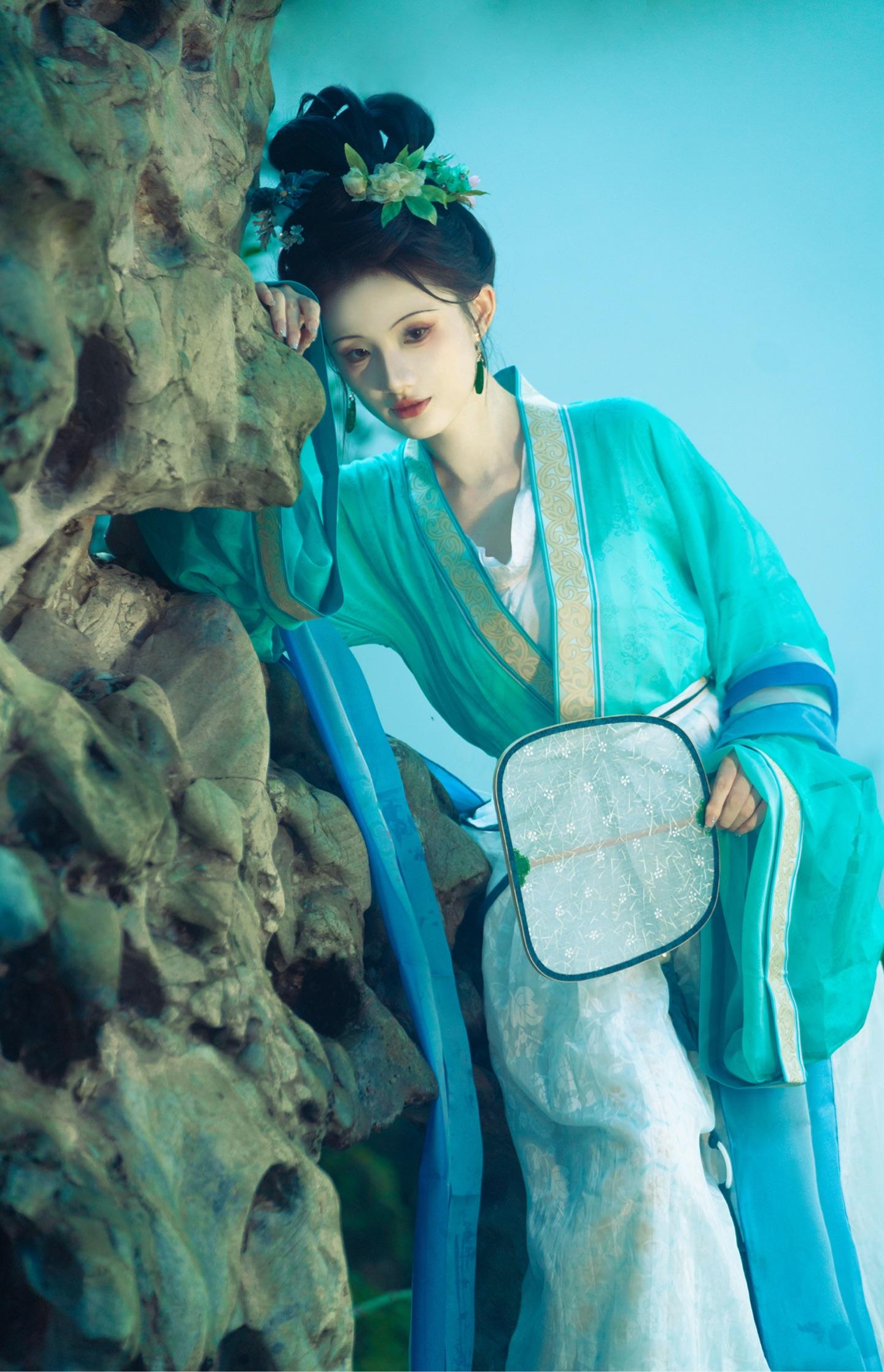 清风明月，共赏花好月圆。一组仕女图，但愿人长久，千里共婵娟古风收集一本月亮集