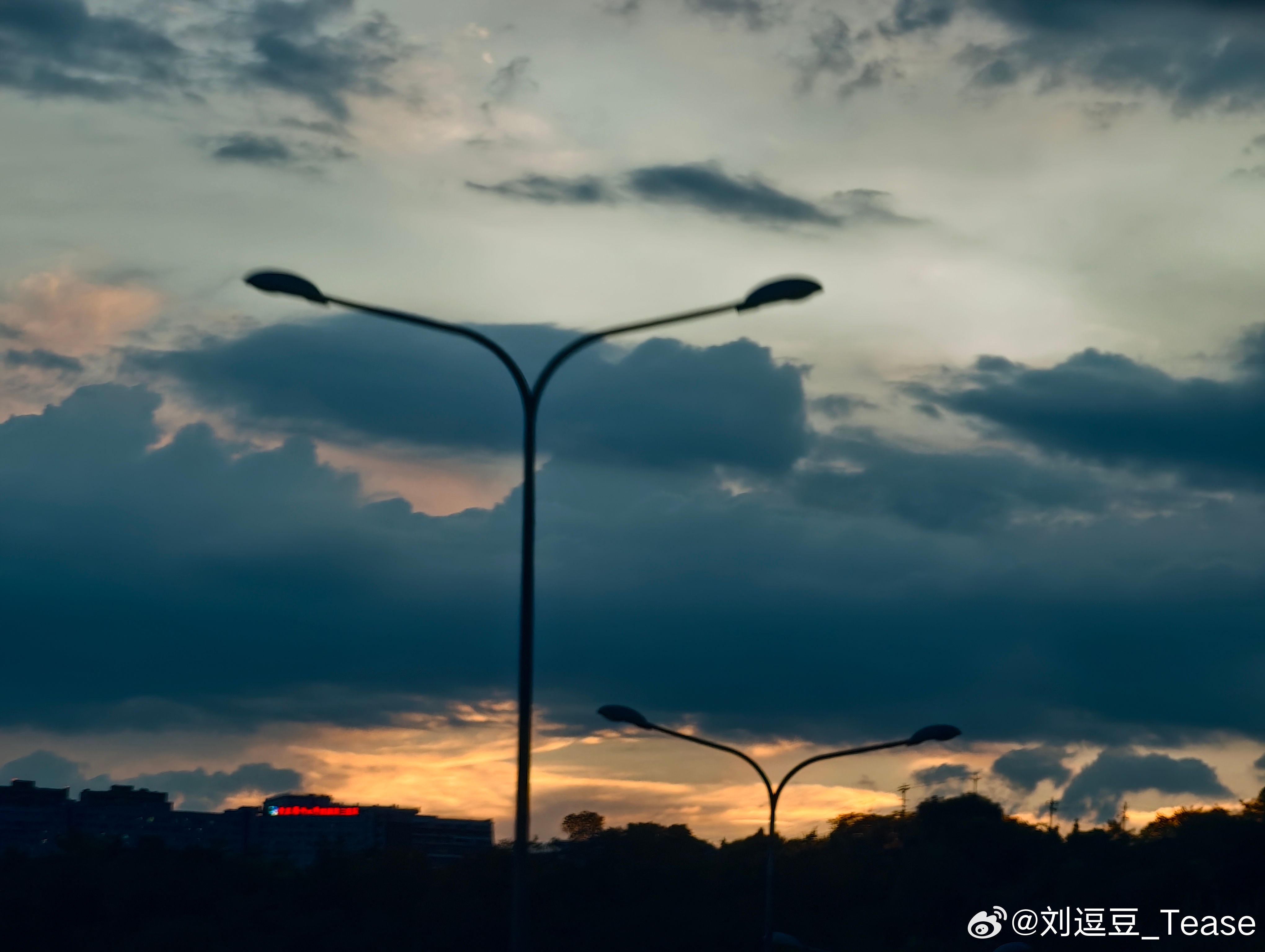 今天回家晚了看不到太多好看的晚霞了我与汽车的日常