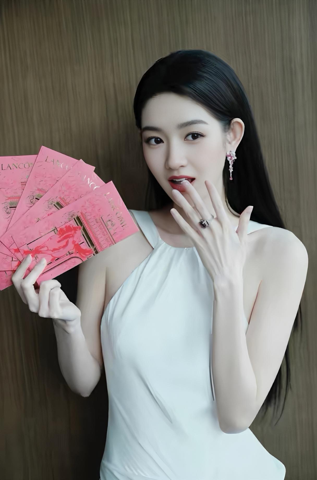 俏丽甜美的王玉雯。
王玉雯 温婉出众