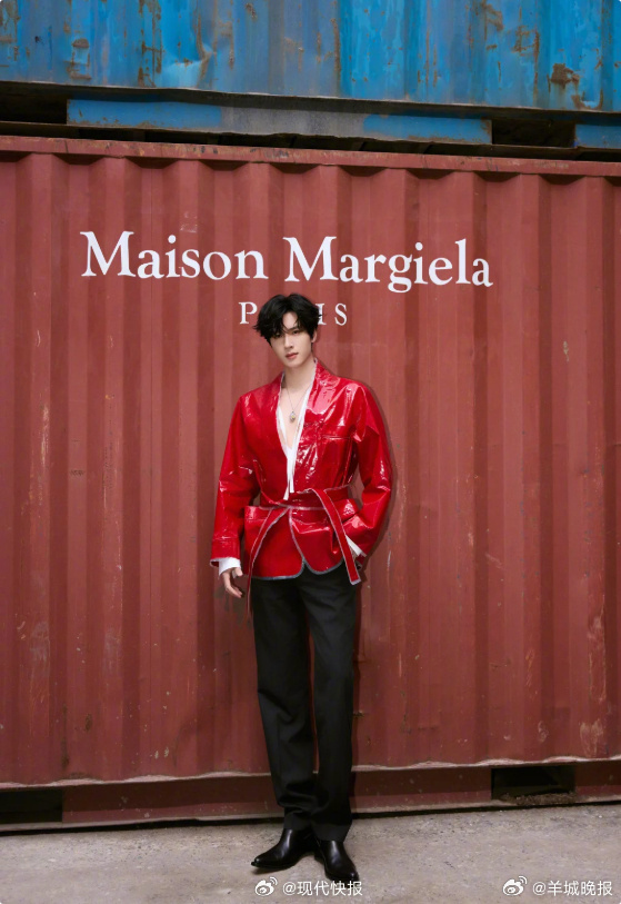 #展轩红色系造型气场全开#4月2日，更新社交平台，发文“一些新鲜灵感”，一袭红衣