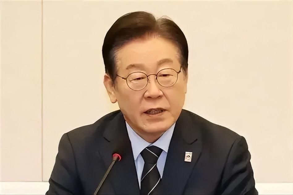 韩国现在在AI圈的位置，特别像矿坑门口卖铁锹的人。挖金子的不是它，最会讲故事的也