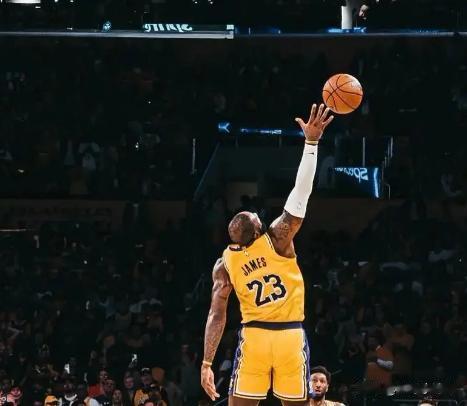 今天NBA的一场比赛，湖人127:132憾负萨拉们托国王，国王球星福克斯轰下37