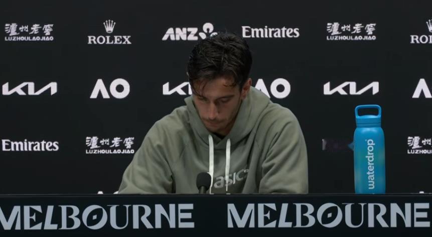 穆塞蒂在澳网1/4决赛退赛后
“我在第二盘开始时就感觉到了。我觉得我的右腿有些不