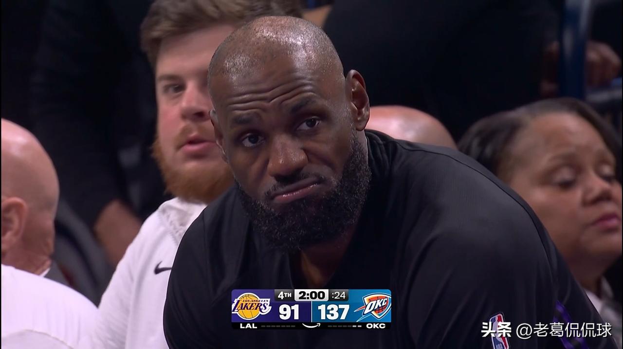湖人巨星詹姆斯真是太淡定从容了！在今天湖人客场以96：139惨败于雷霆的赛后采访