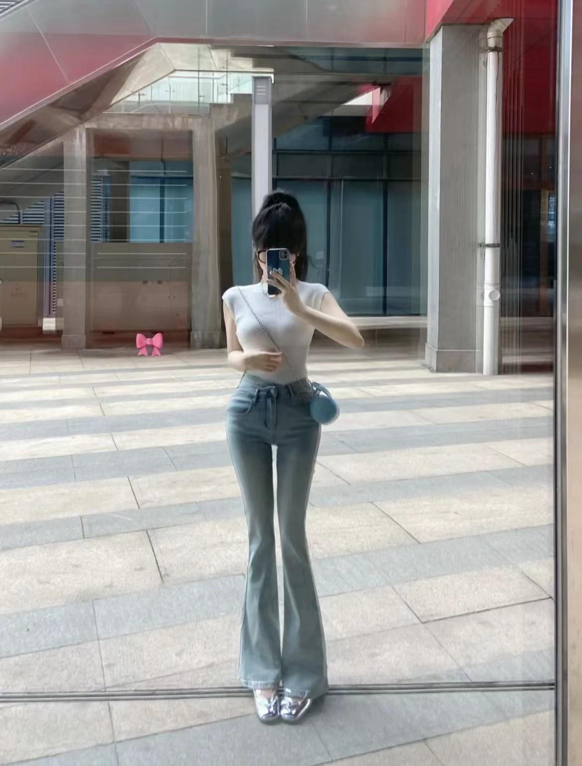 夏日T恤是每个人都必备的基本款单品，无论是在工作场合还是在休闲时光中，它都能为你