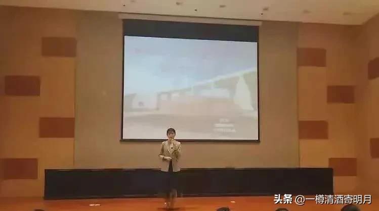 金华女老师事件，照片里确实文静，让人很难想象她会和学生谈恋爱！
从照片上看，她文
