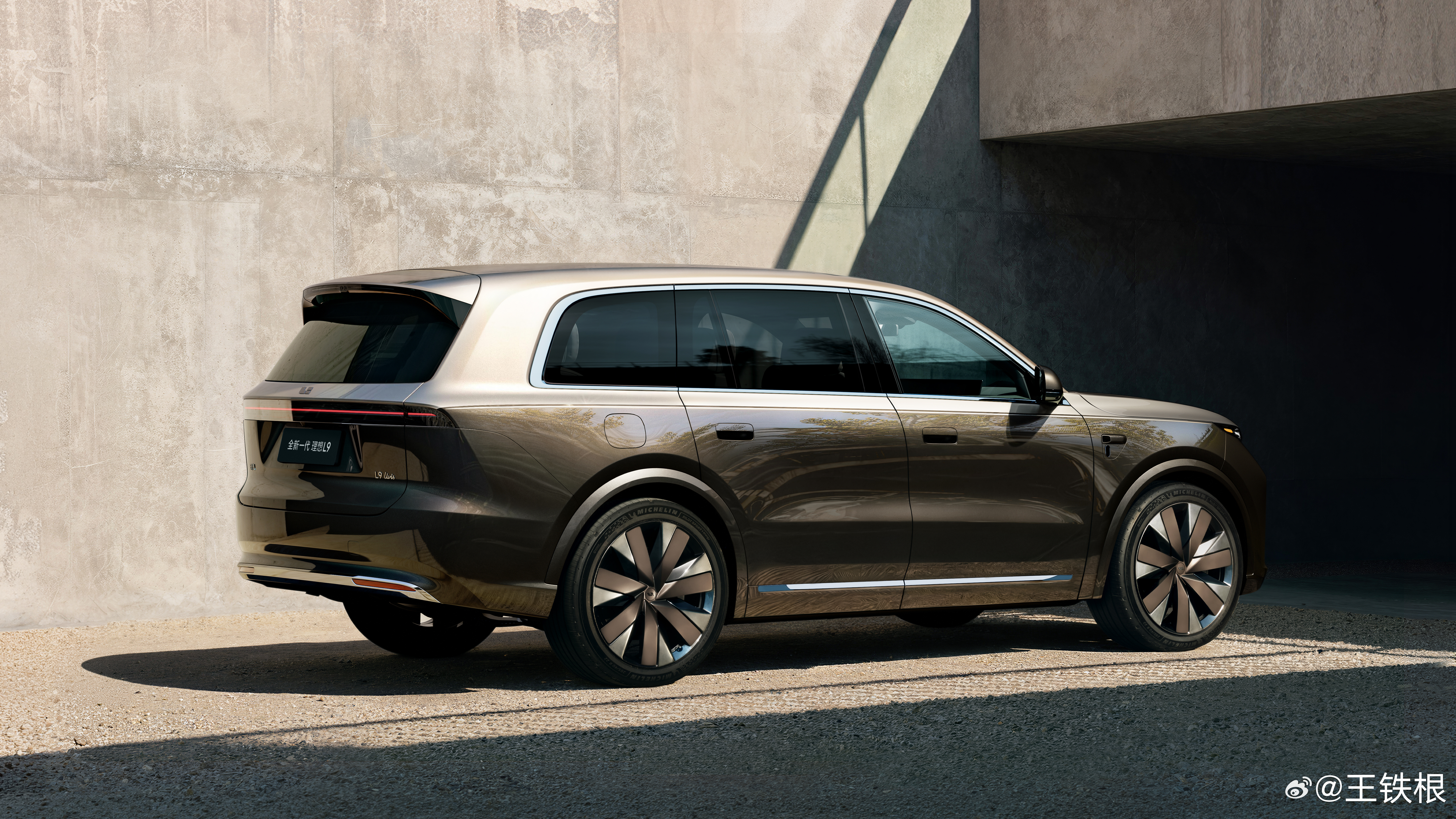 新一代理想L9图片，速看全新一代理想L9李想曝光全新一代理想L9双色车身