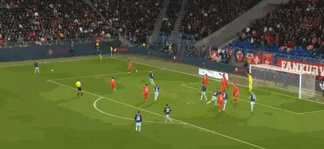 于国家队，如龙翱翔天际。于俱乐部，似虫隐匿蛰伏。

维尔茨在低迷与振作间摇摆，对