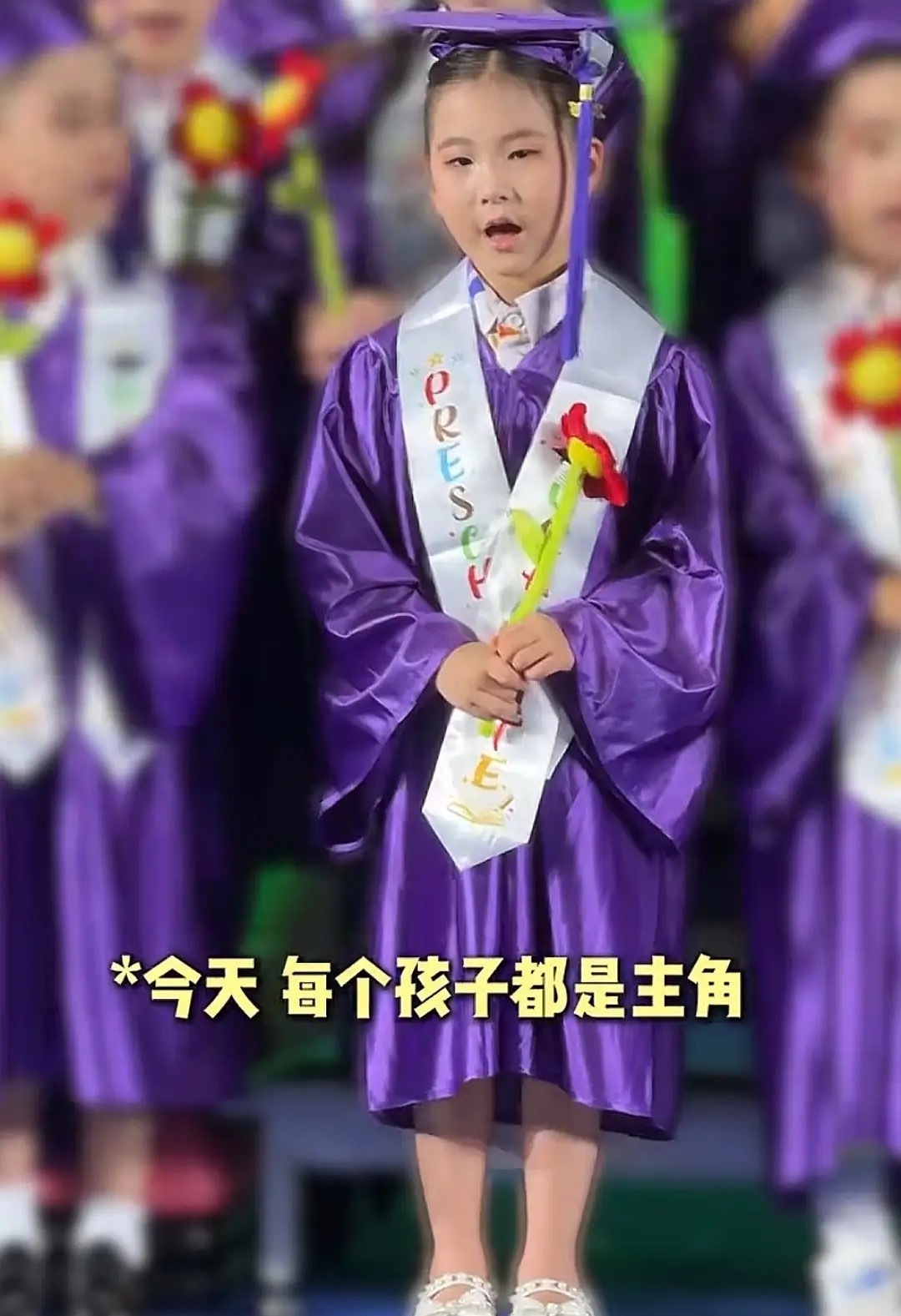 张纪中参加三女儿幼儿园毕业典礼，一大家子人都去了，6岁张语桐是典礼主持人，孩子穿