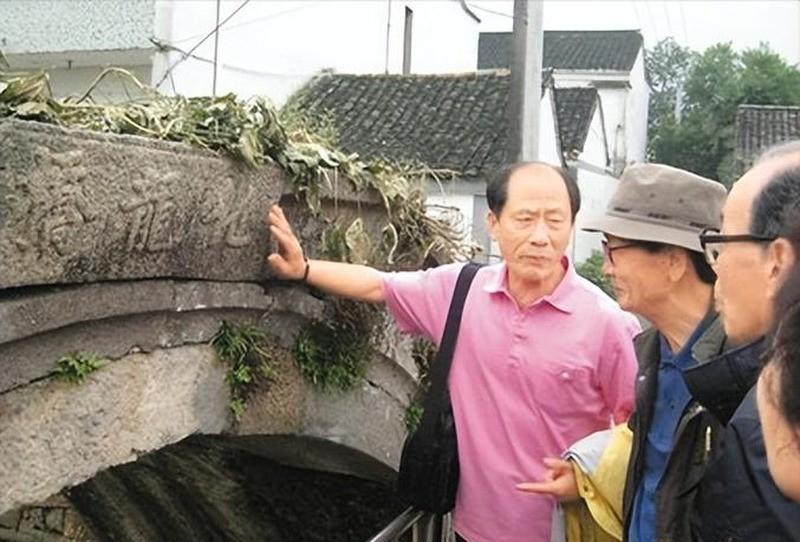 四个古桥，让一群韩国老人当场跪倒在地。

化龙、起凤、腾蛟、天保——这是浙江湖州
