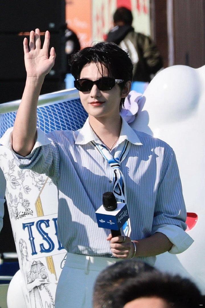 杨洋全live九宫格夏日、海风与少年的适配度满分。杨洋大连海边live抓拍，氛围