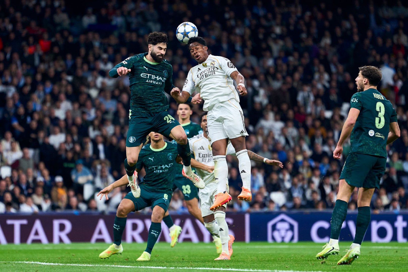 当恩德里克的头球攻门击中横梁时：