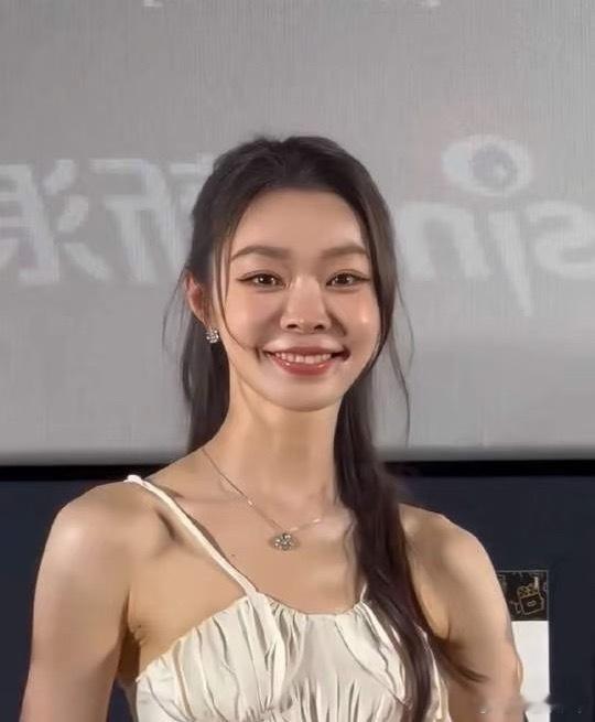 宋轶回应整容天，我以为是p图，一看视频真的太不一样了……有点吓人的程度了，虽然她