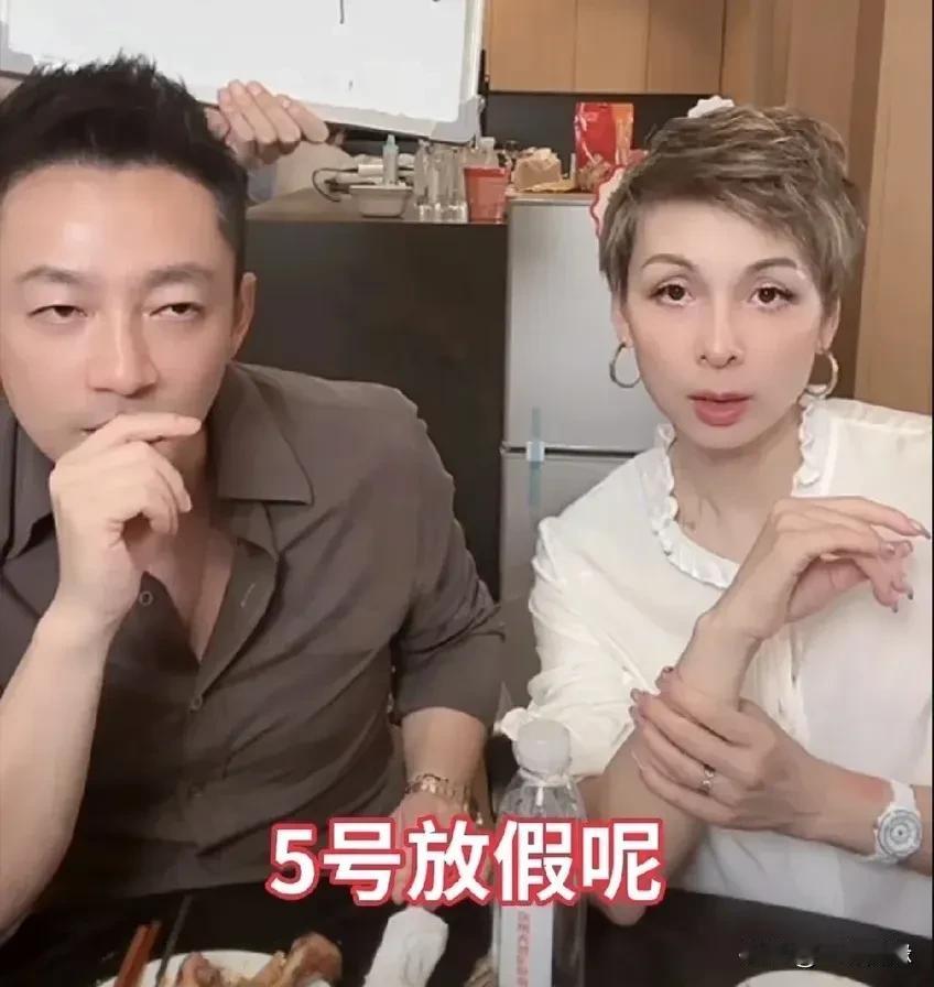 小玥儿和小箖箖7月5日放假
汪小菲直播间透露暑假计划，放假后就带孩子们回大陆游玩