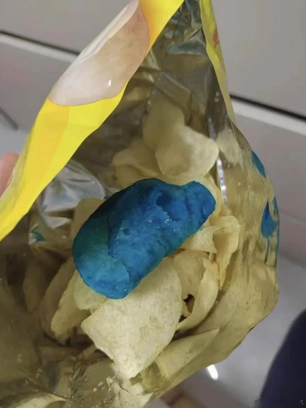 看到有网友说乐事 蓝色薯片是质检样品，但是不太理解出品需要经过层层审批，怎么能出