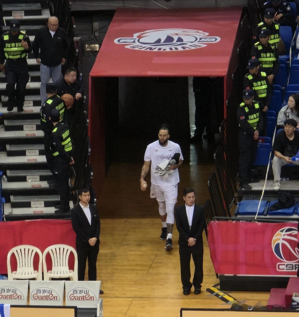 青岛崂山啤酒主场迎战北京北汽，继上场失利之后，青岛再次败北，以 90:95 落败