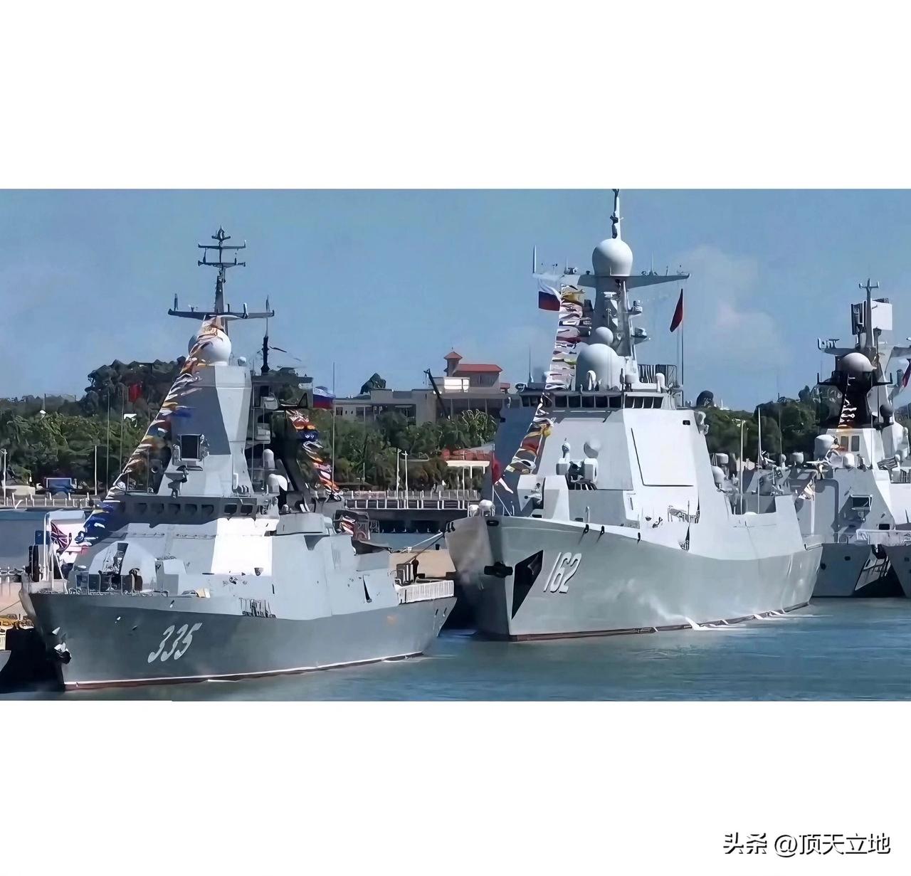 南宁舰与尖锐号同框照片
乍一看两舰颇有几分相似：都采用了现代舰艇标志性的隐身设计
