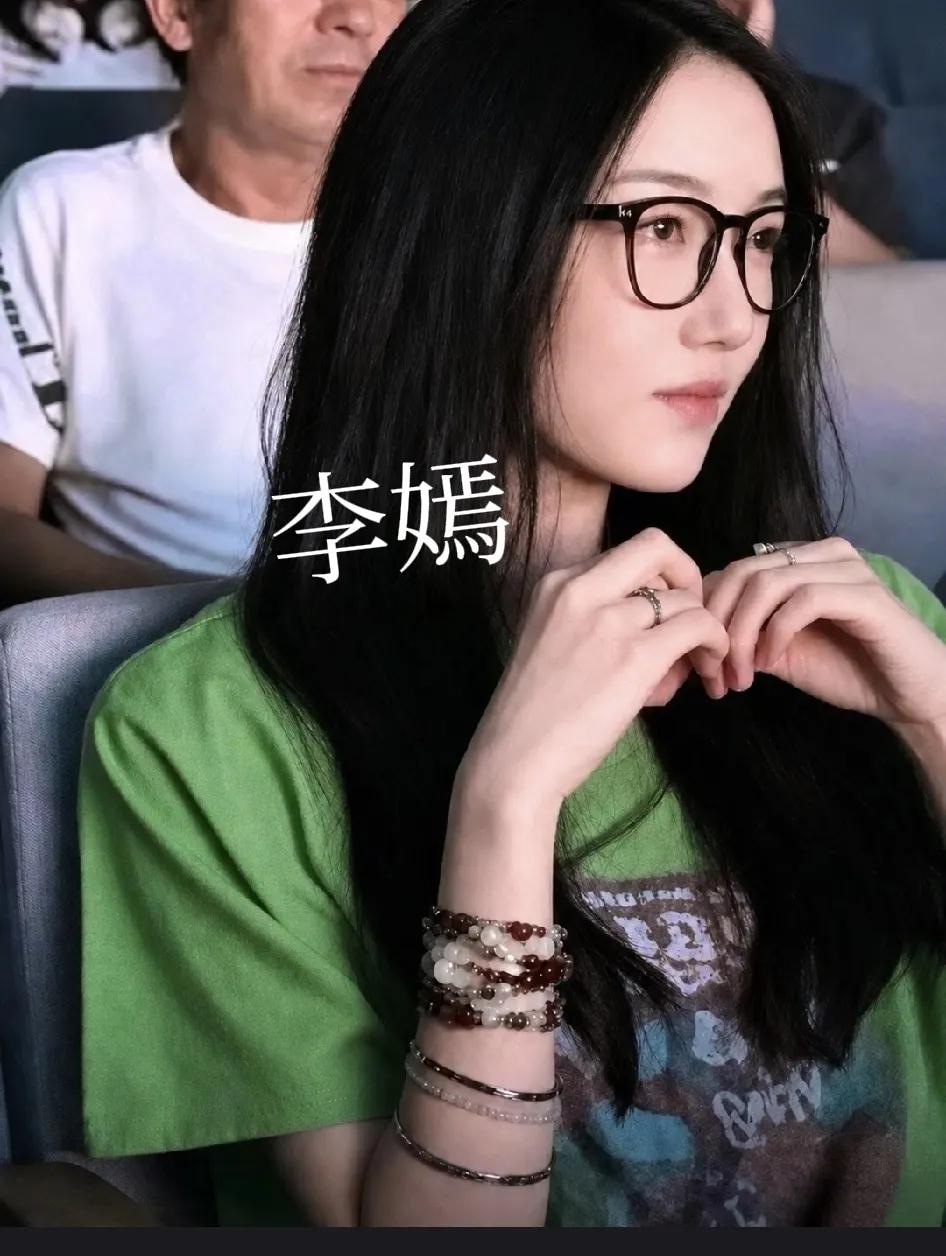 这是李亚鹏20岁的女儿李嫣。
她放假回国参加夏令营，她现在鼻子也好看了。
李亚鹏