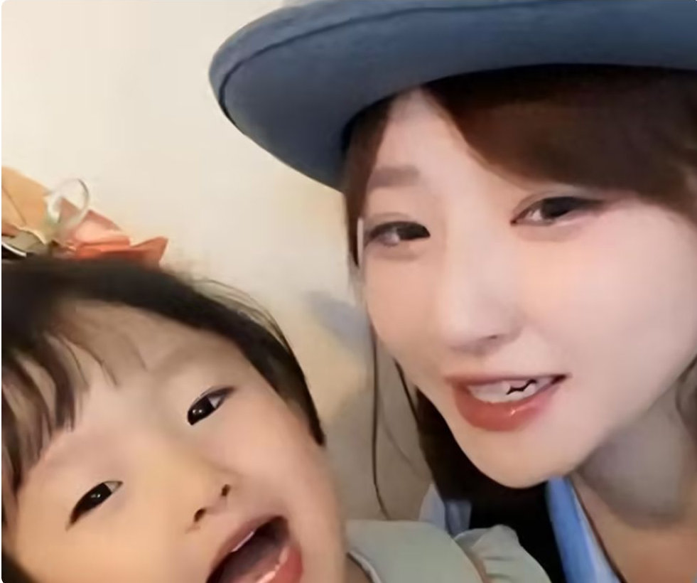 黄一鸣直播摊牌 就是图钱，女儿生父身份成谜，王思聪成冤大头 