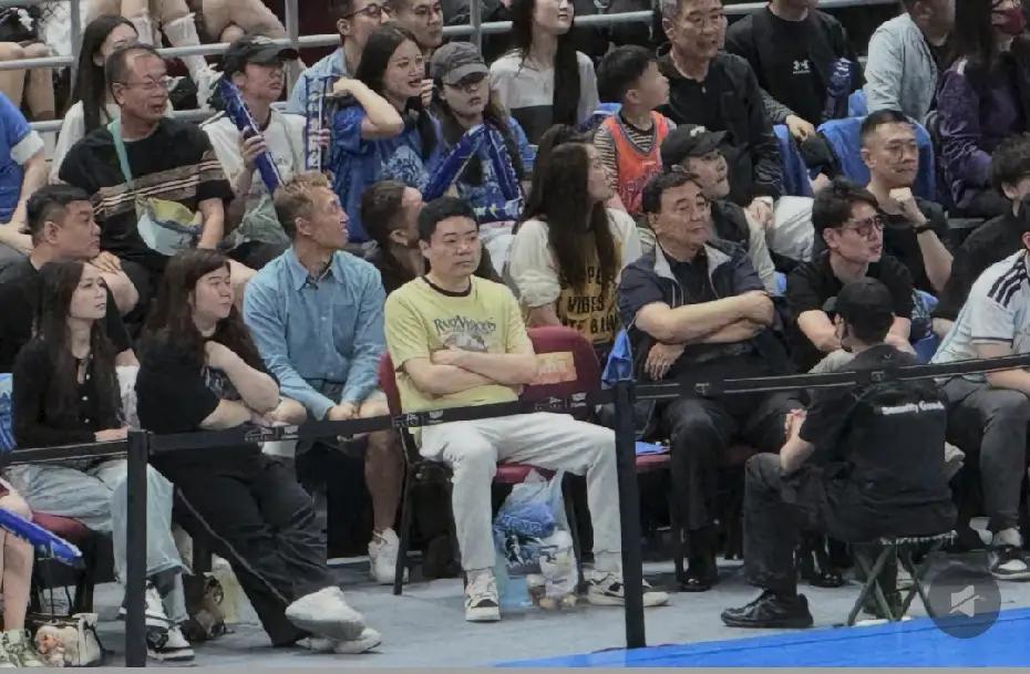 丁俊晖来了，丁俊晖不是来参加斯诺克比赛的，丁俊晖是来看CBA联赛季后赛四进二第三