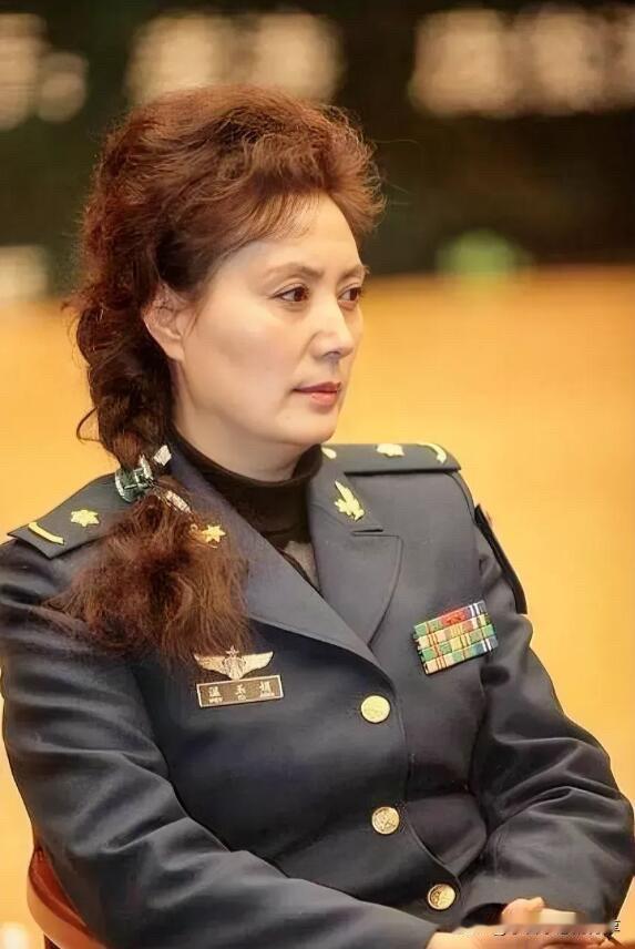 这位女演员曾经是八十年代的挂历女明星，早年因参演《喜盈门》里的二嫂而走红，那个时
