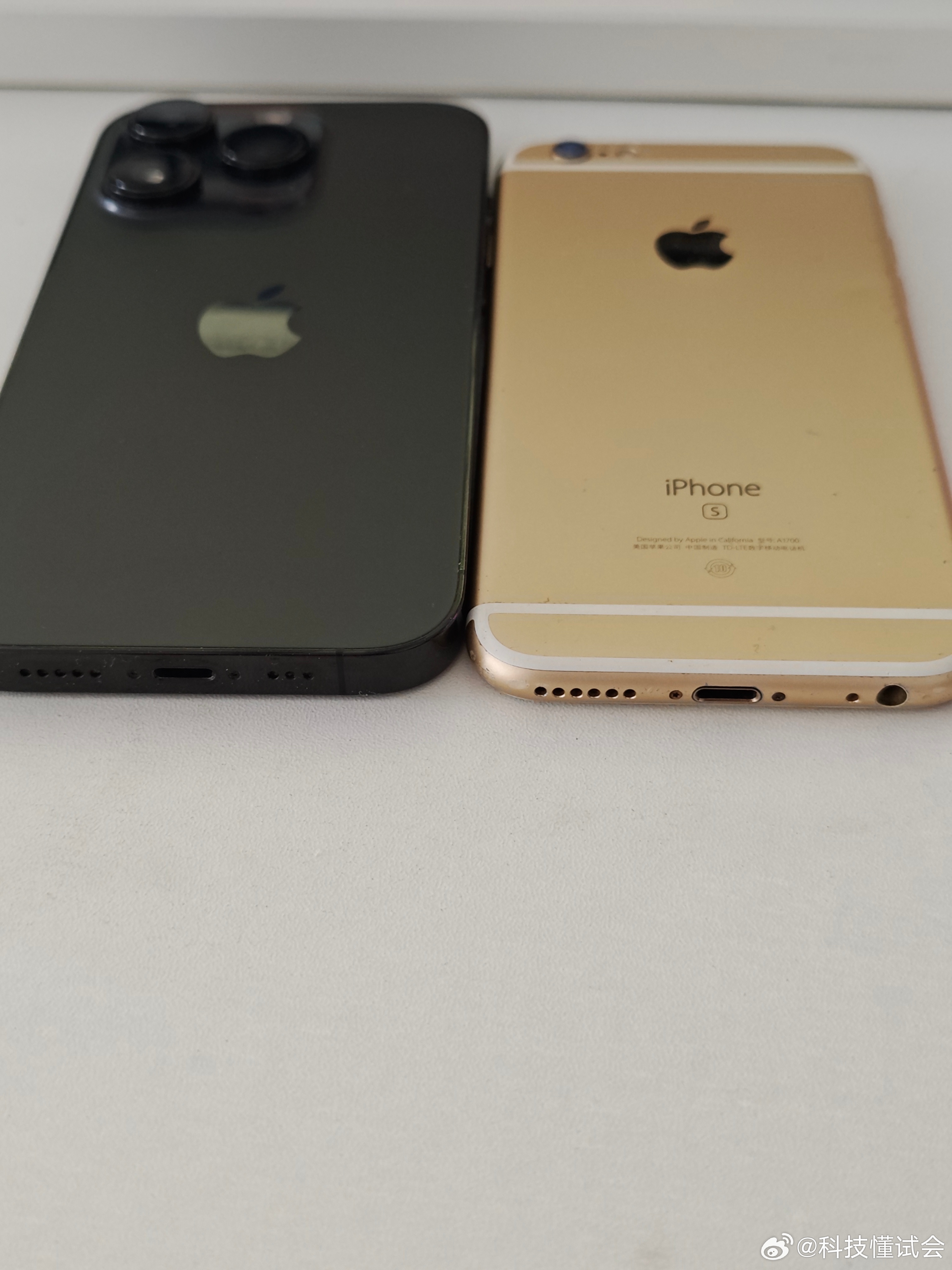 第一个取消耳机孔的印象中，iPhone 7当时取消3.5mm耳机后，好像后面大部