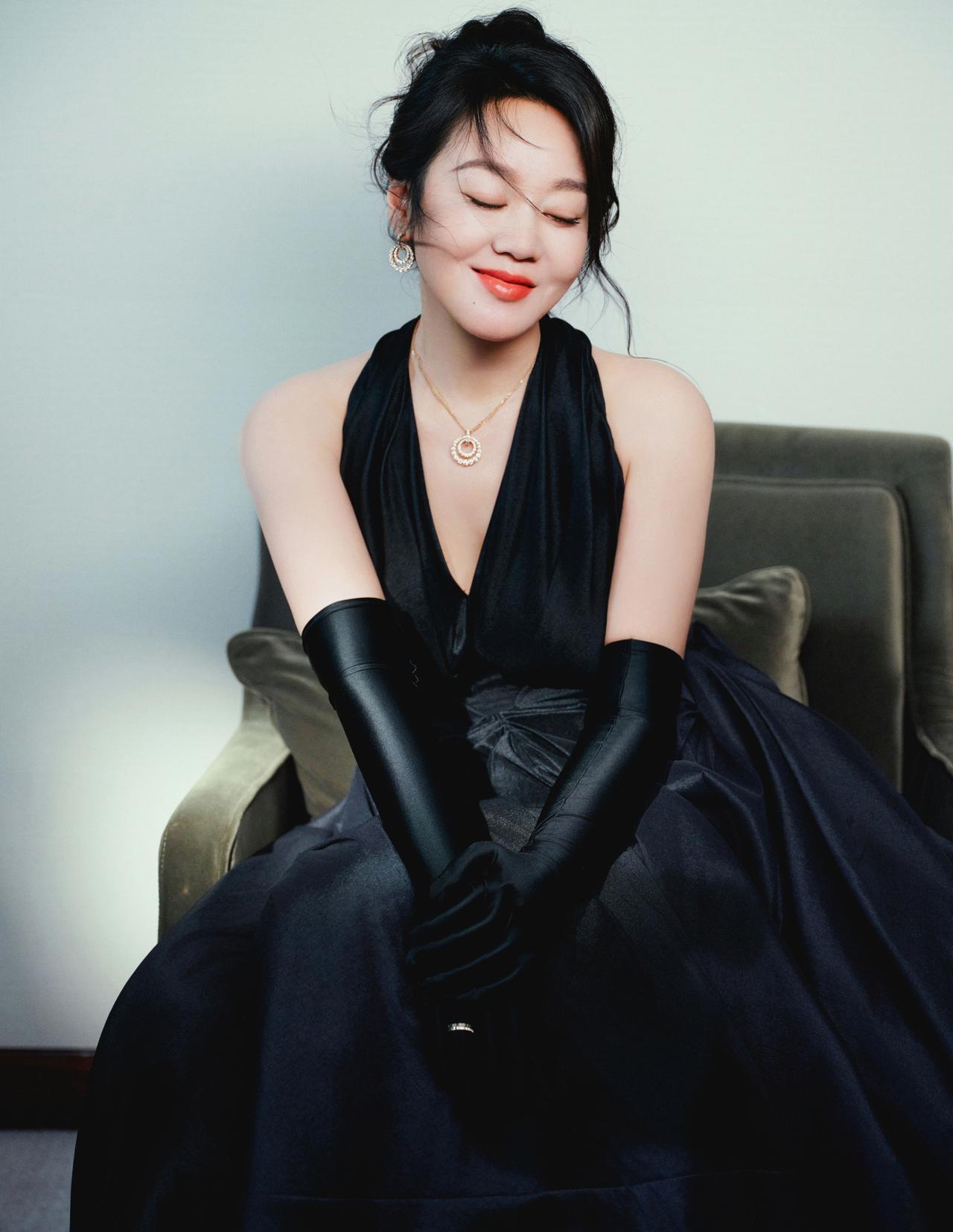 闫妮的这身黑色礼服真是温柔到了骨子里。深V领口与丝绒长裙的结合，没有张扬的锋芒，