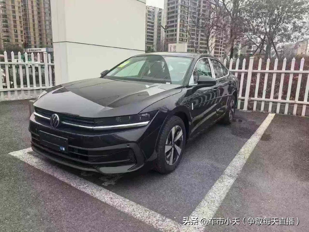 迈腾新上了两款车型，一款是B8的330精英版，指导价19.49万。一款是B9的3