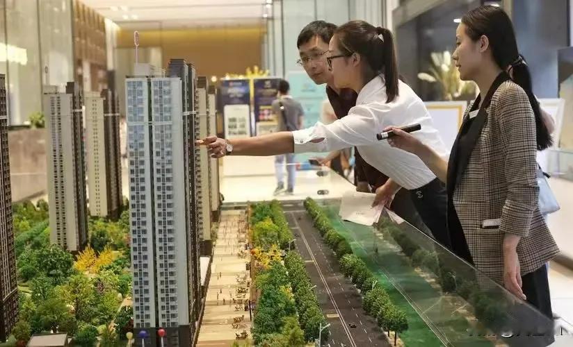 浙江杭州，一母女两闲得无聊，走进一家售楼部蹭空调，谁知在工作人员热情推销，他们玩
