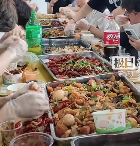 高考最后一门考试结束，湖北恩施的一个高三班级里，没有想象中的狂欢吵闹，反而飘着饭